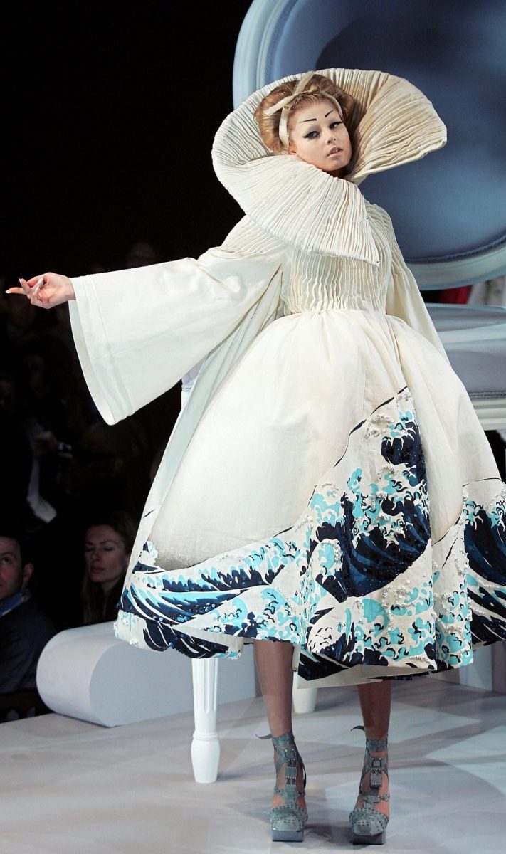 # 忘記蒙娜麗莎吧，這些世界名畫才是時尚大師們的最愛：當「克林姆」到「芙烈達」走上伸展台？ 2