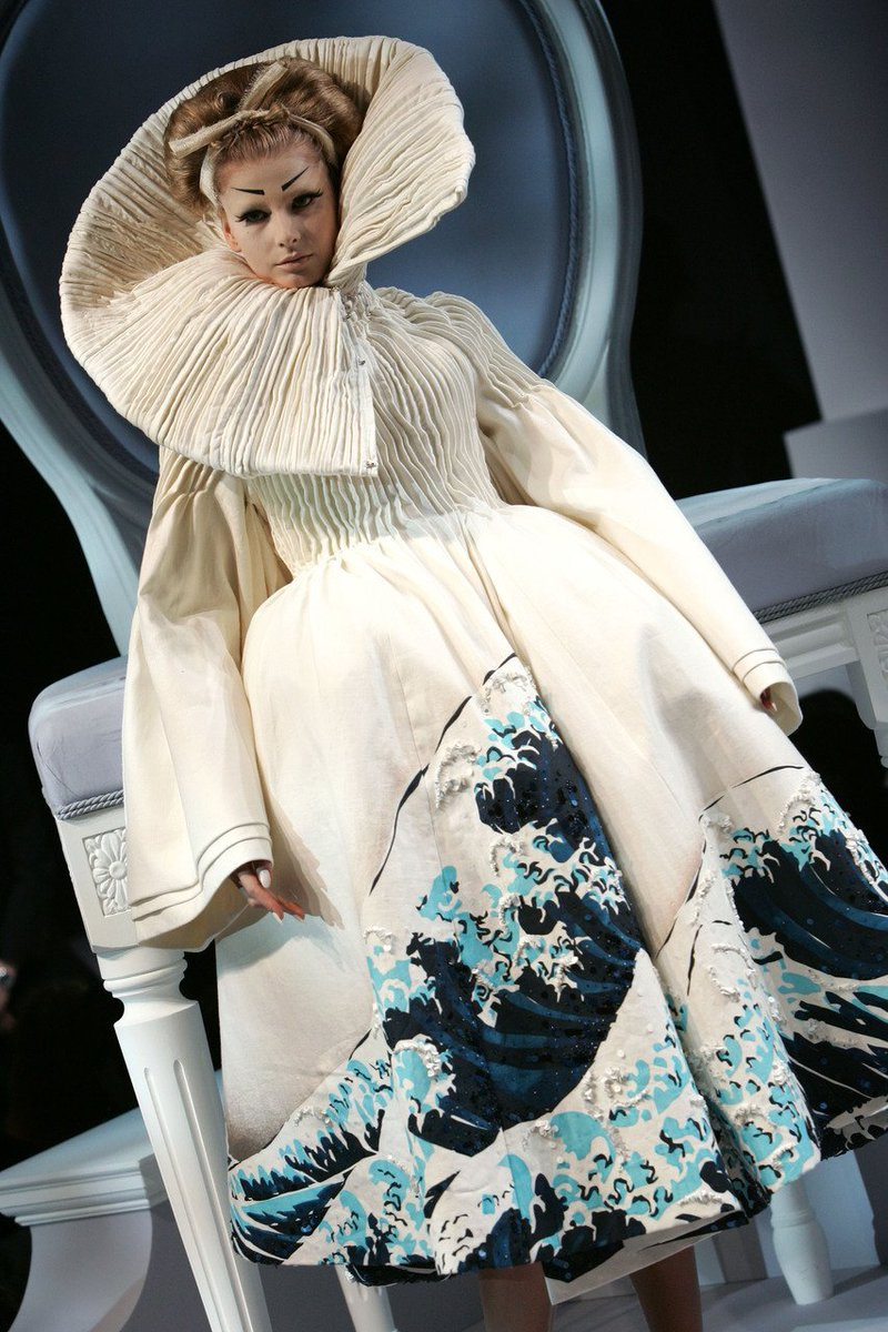 # 忘記蒙娜麗莎吧，這些世界名畫才是時尚大師們的最愛：當「克林姆」到「芙烈達」走上伸展台？ 1