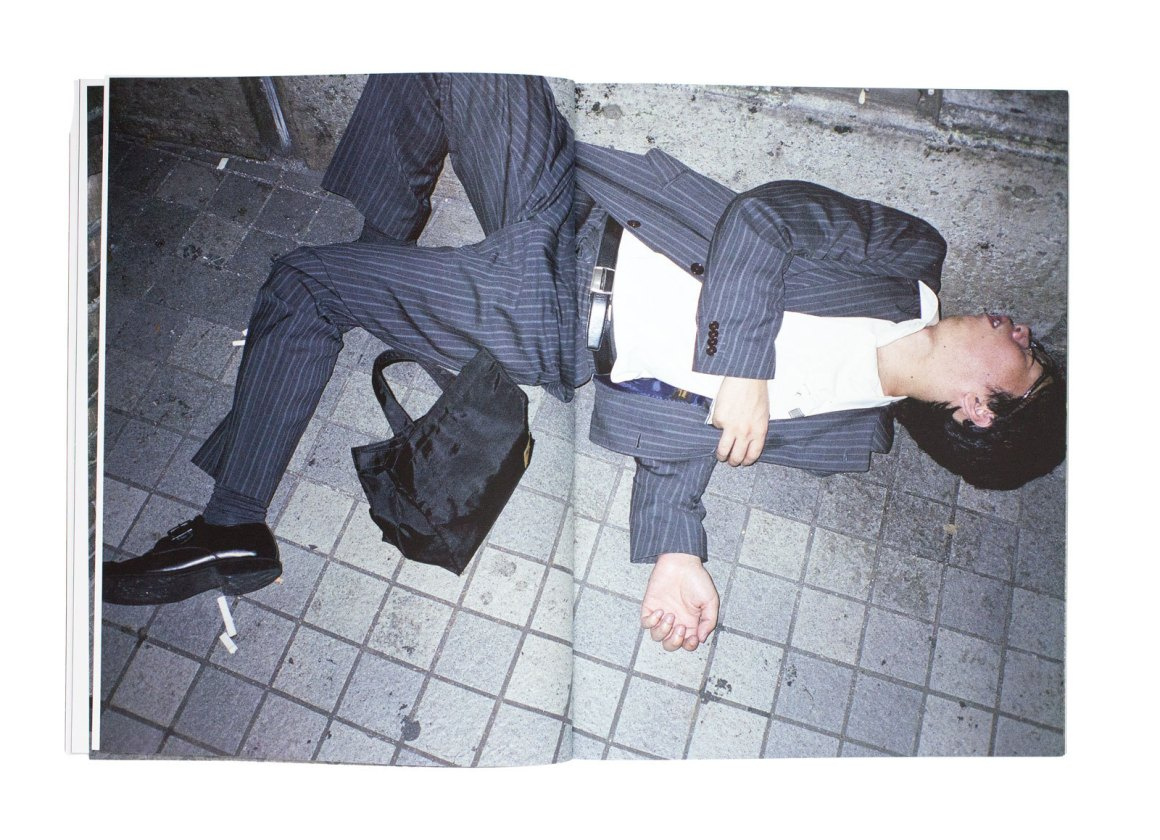 # 別人笑我酒醉行為太瘋癲，我笑他人時尚品味看不穿：拍下日本街頭最時髦「醉人」的 Pawel Jaszczuk 1