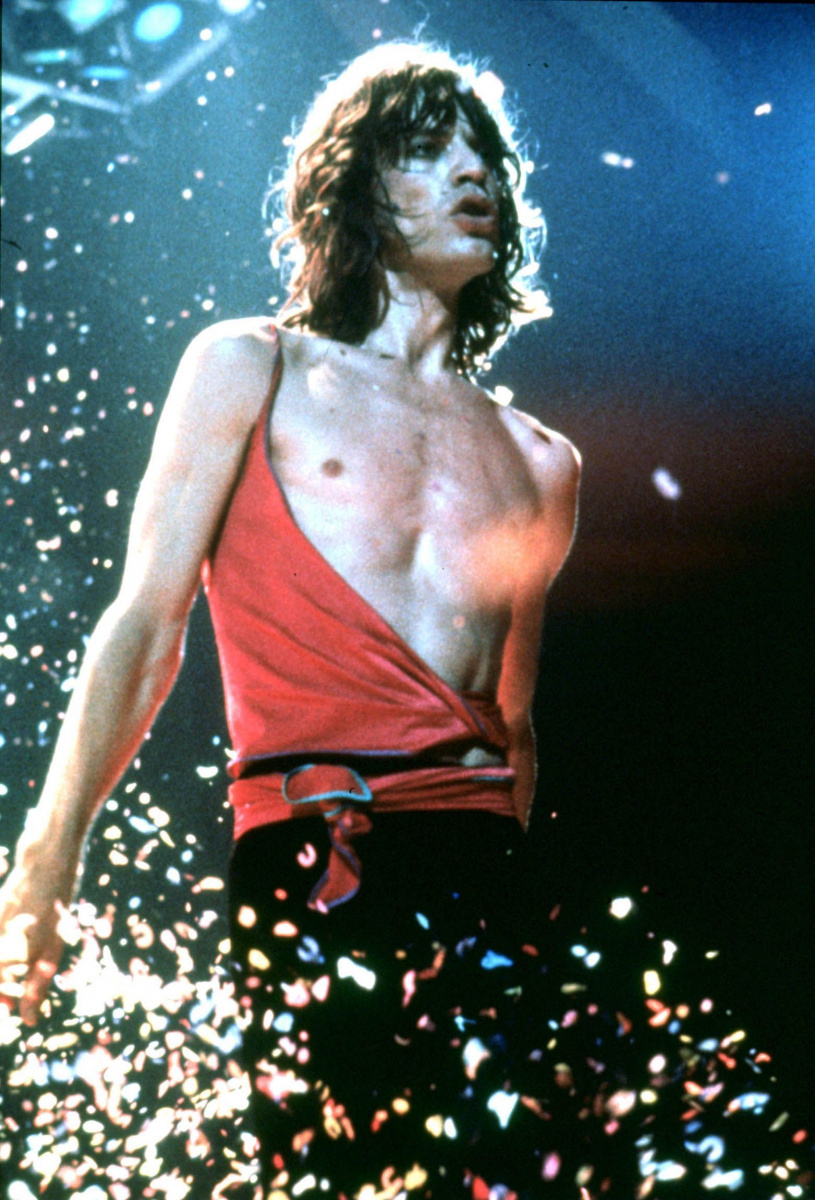 # 被魔力紅寫進歌裡，更是 Harry Styles 的時尚啟蒙：點一首 Moves Like Jagger 你知道要介紹誰了嗎？ 44