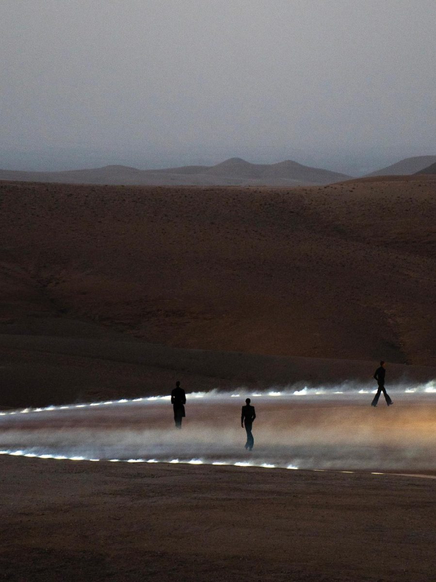 # 設計師總想揭開《沙丘》的神秘：除了 YSL 2023 春夏以外，這些經典沙漠秀場怎麼能忘記？ 5