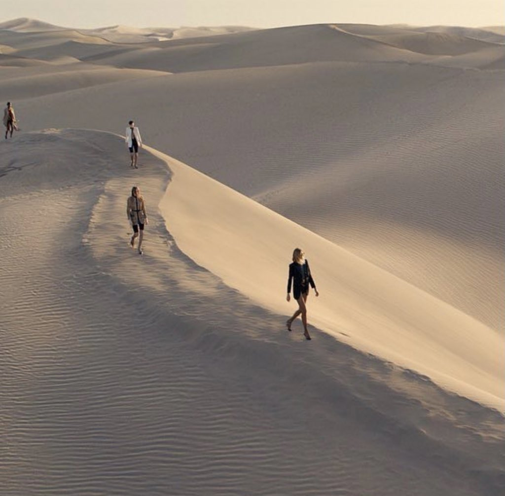 # 設計師總想揭開《沙丘》的神秘：除了 YSL 2023 春夏以外，這些經典沙漠秀場怎麼能忘記？ 2