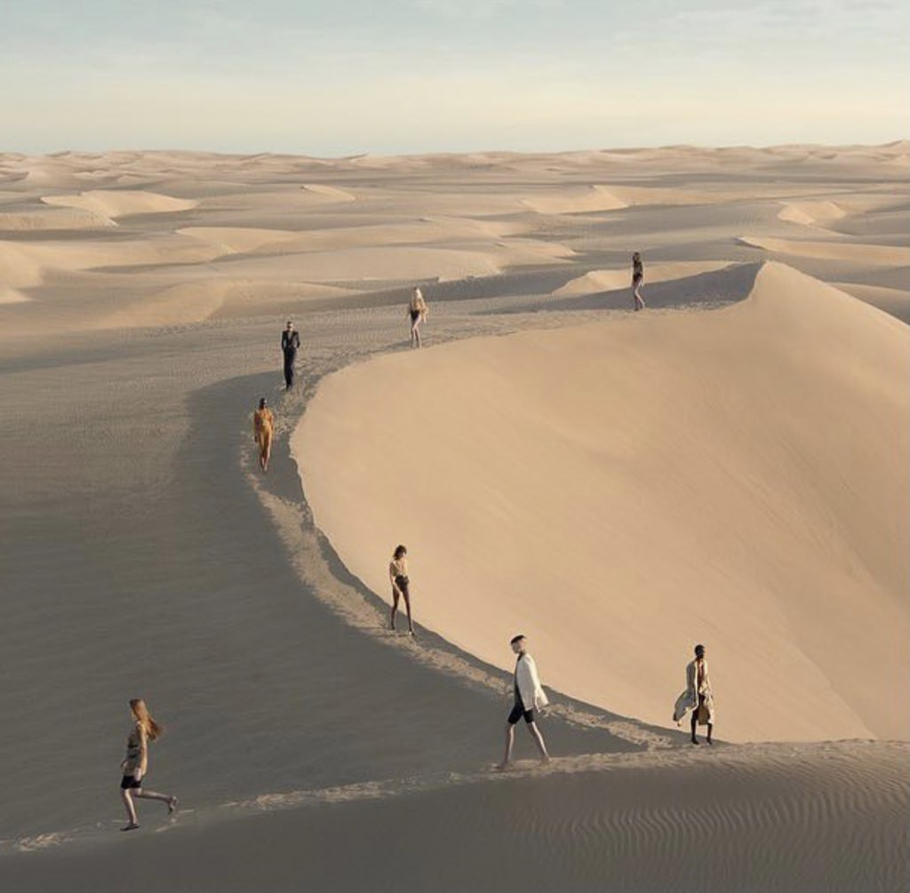 # 設計師總想揭開《沙丘》的神秘：除了 YSL 2023 春夏以外，這些經典沙漠秀場怎麼能忘記？ 1