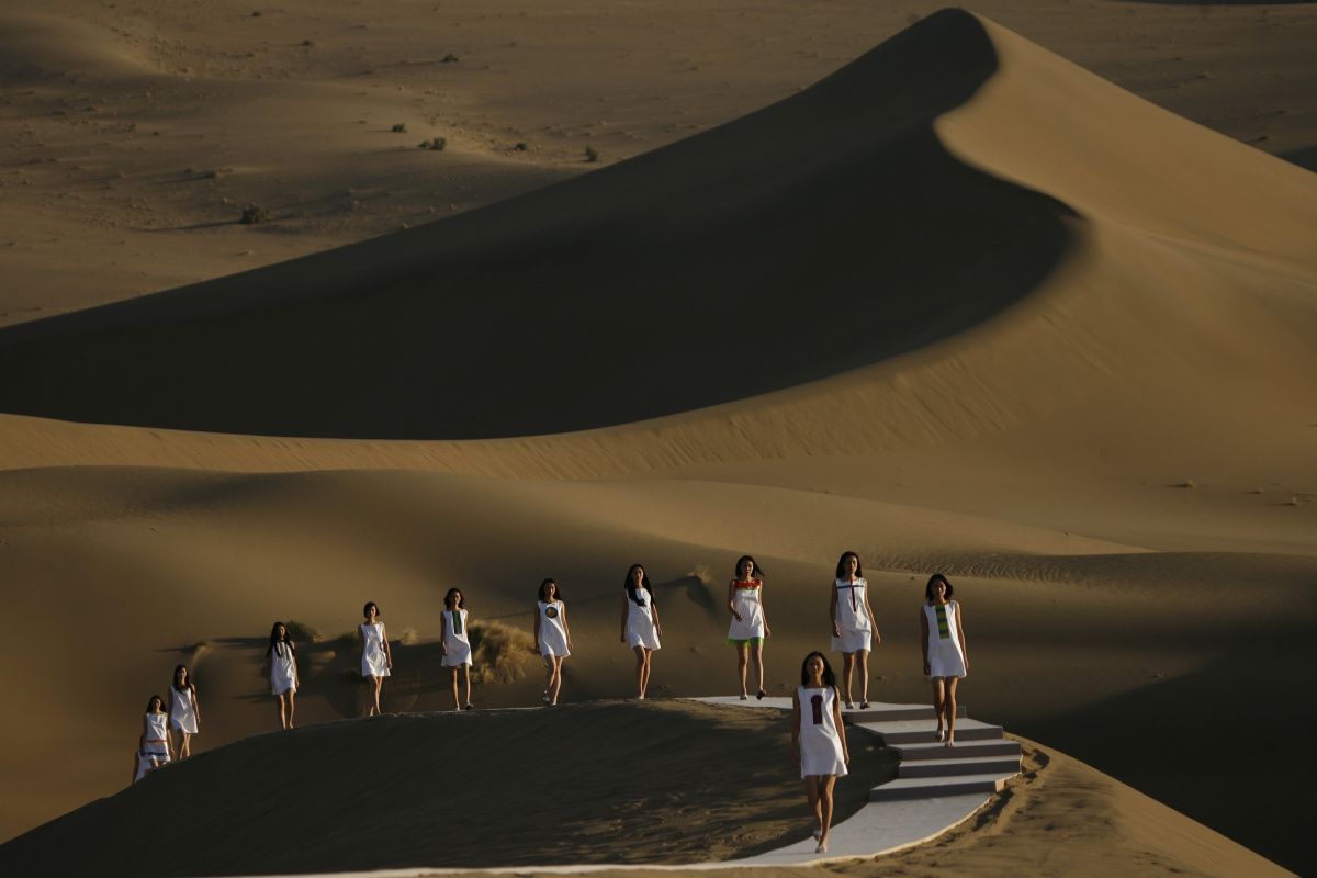 # 設計師總想揭開《沙丘》的神秘：除了 YSL 2023 春夏以外，這些經典沙漠秀場怎麼能忘記？ 12