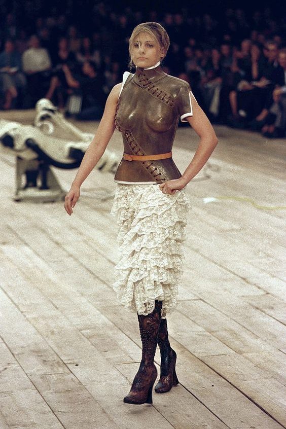 # 時裝史上最經典的白裙卻是滿身髒汙與螢光顏料：唯一讓 Alexander McQueen 落淚的那場秀 SS1999「No.13」 1