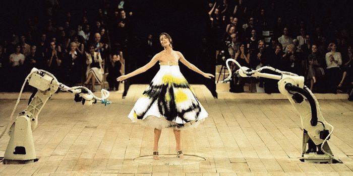 # 時裝史上最經典的白裙卻是滿身髒汙與螢光顏料：唯一讓 Alexander McQueen 落淚的那場秀 SS1999「No.13」