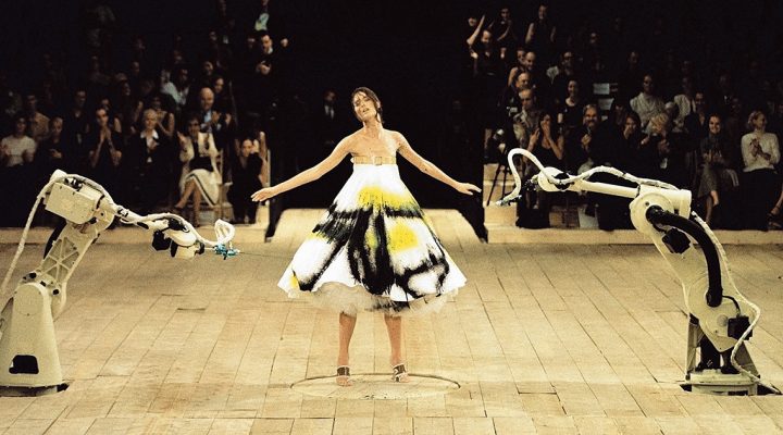 # 時裝史上最經典的白裙卻是滿身髒汙與螢光顏料：唯一讓 Alexander McQueen 落淚的那場秀 SS1999「No.13」