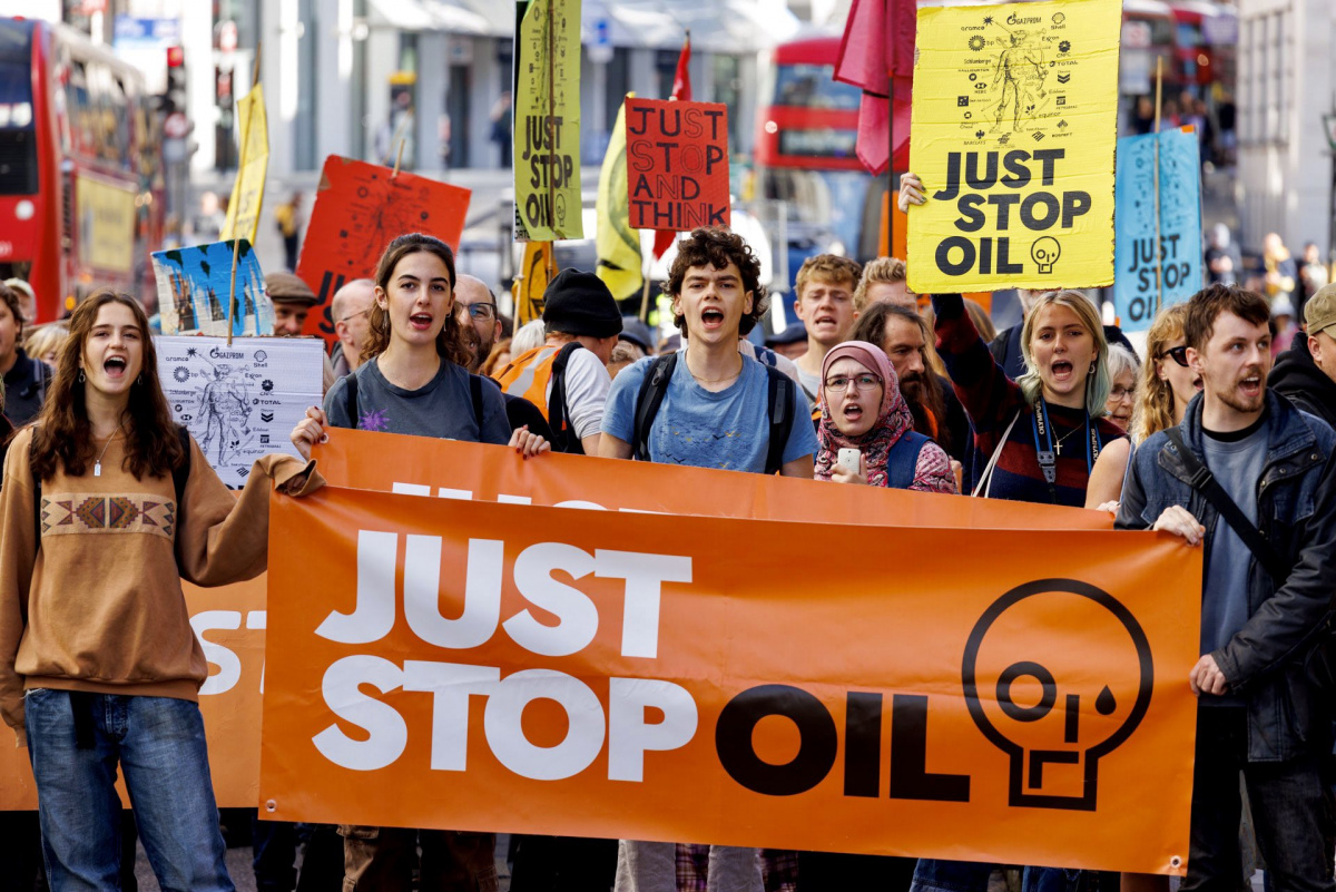 # 梵谷七千萬英鎊的名畫《向日葵》被砸了 Heinz 番茄湯罐頭：英國環保組織 Just Stop Oil 質疑「藝術還是人命重要？」 1