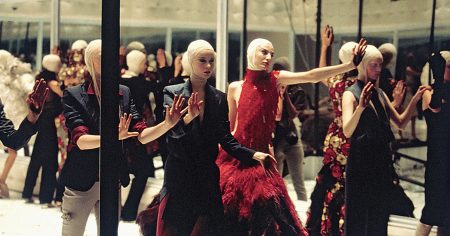 # 是時裝秀也是一場社會實驗，瘋的是設計師還是我們：Alexander McQueen 最美也最「醜」的 SS2001《VOSS》