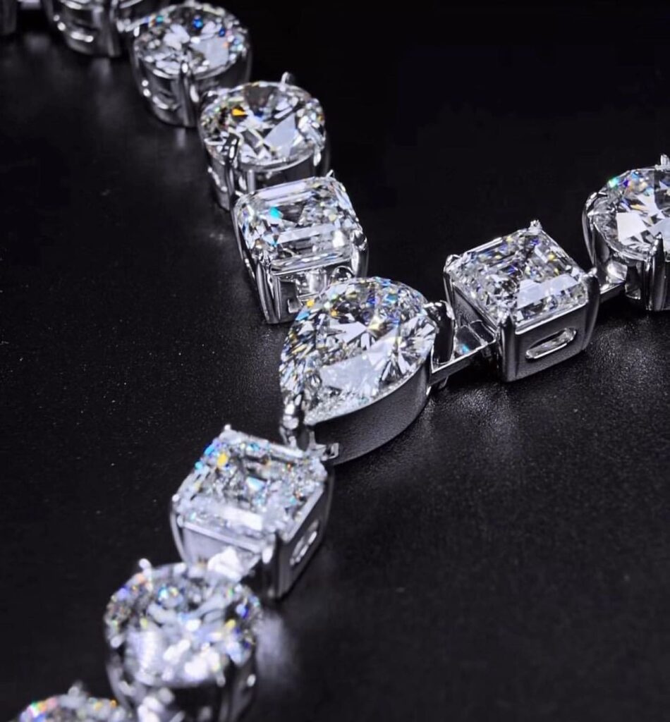 # Drake 的項鍊不只是鑽石，更是他與 42 位前女友的回憶：總重量高達 351.38 克拉的鑽石項鍊，獻給所有他愛過的女人！ 3