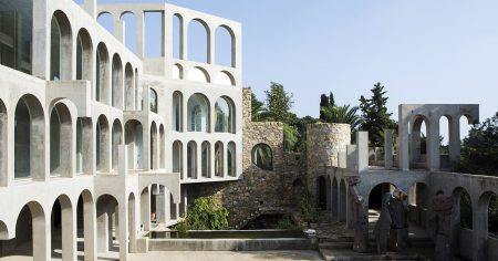 # 住在迷宮裡是什麼感覺，這個男人用了半個世紀找答案：西班牙最偉大的建築藝術不只高第，還有  Xavier Corberó 的神秘住宅！