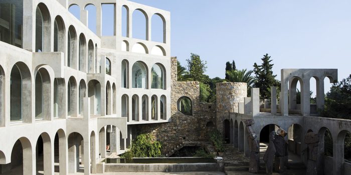 # 住在迷宮裡是什麼感覺，這個男人用了半個世紀找答案：西班牙最偉大的建築藝術不只高第，還有  Xavier Corberó 的神秘住宅！