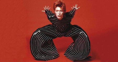 # 如果 76 年前沒有 David Bowie，音樂和時尚肯定很無趣：「想要滿足他人期待的想法，對藝術家來說很危險」