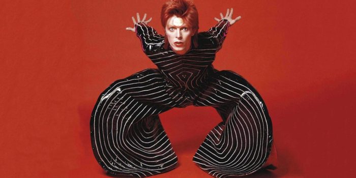 # 如果 76 年前沒有 David Bowie，音樂和時尚肯定很無趣：「想要滿足他人期待的想法，對藝術家來說很危險」