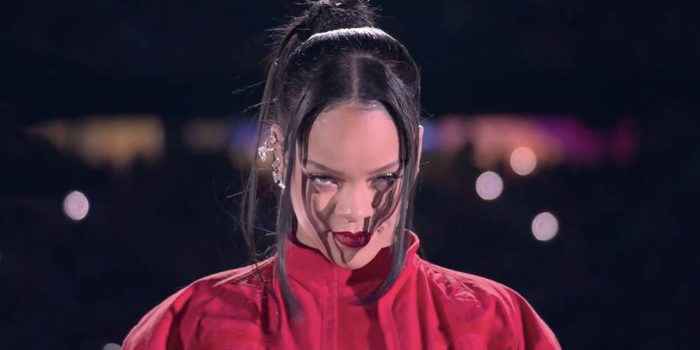 # 除了 Rihanna 還有哪位歌手可以七年不出專輯，一站上舞台依舊全球轟動：十年前破產，十年後身價 488 億的最富有女歌手！