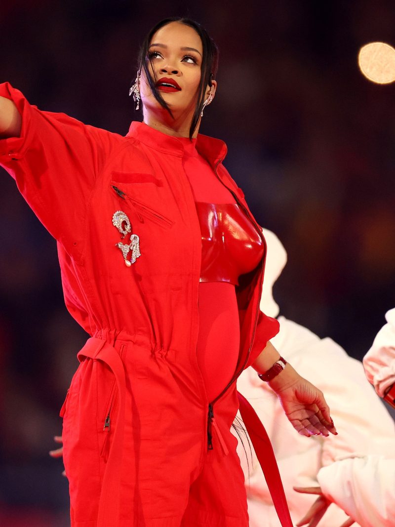 # 除了 Rihanna 還有哪位歌手可以七年不出專輯，一站上舞台依舊全球轟動：十年前破產，十年後身價 488 億的最富有女歌手！ 1
