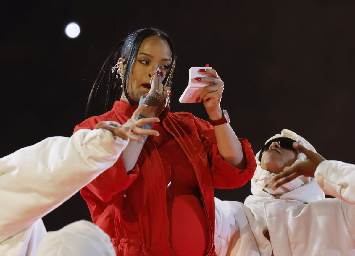 # 除了 Rihanna 還有哪位歌手可以七年不出專輯，一站上舞台依舊全球轟動：十年前破產，十年後身價 488 億的最富有女歌手！ 3