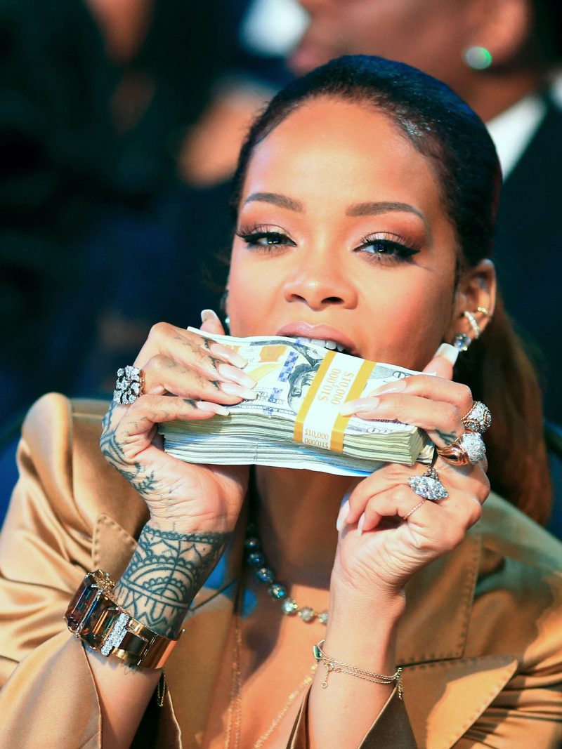 # 除了 Rihanna 還有哪位歌手可以七年不出專輯，一站上舞台依舊全球轟動：十年前破產，十年後身價 488 億的最富有女歌手！ 9
