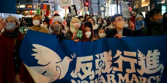 # 在你去日本旅遊的同時，這些人在東京街上替未來抗爭：WE WANT OUR FUTURE 的「反戰行進」到底是什麼？