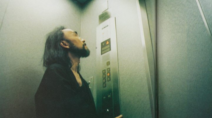 # 90 年代最時尚的心理測驗：當山本耀司和 Alexander McQueen 等等時裝大師被關在電梯裡，會有什麼反應？