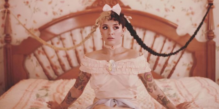 # 如果「粉色切開都是黑的」是真人，那就是 Melanie Martinez：看似可愛無害卻是最黑暗，更在新專輯將自己殺死？