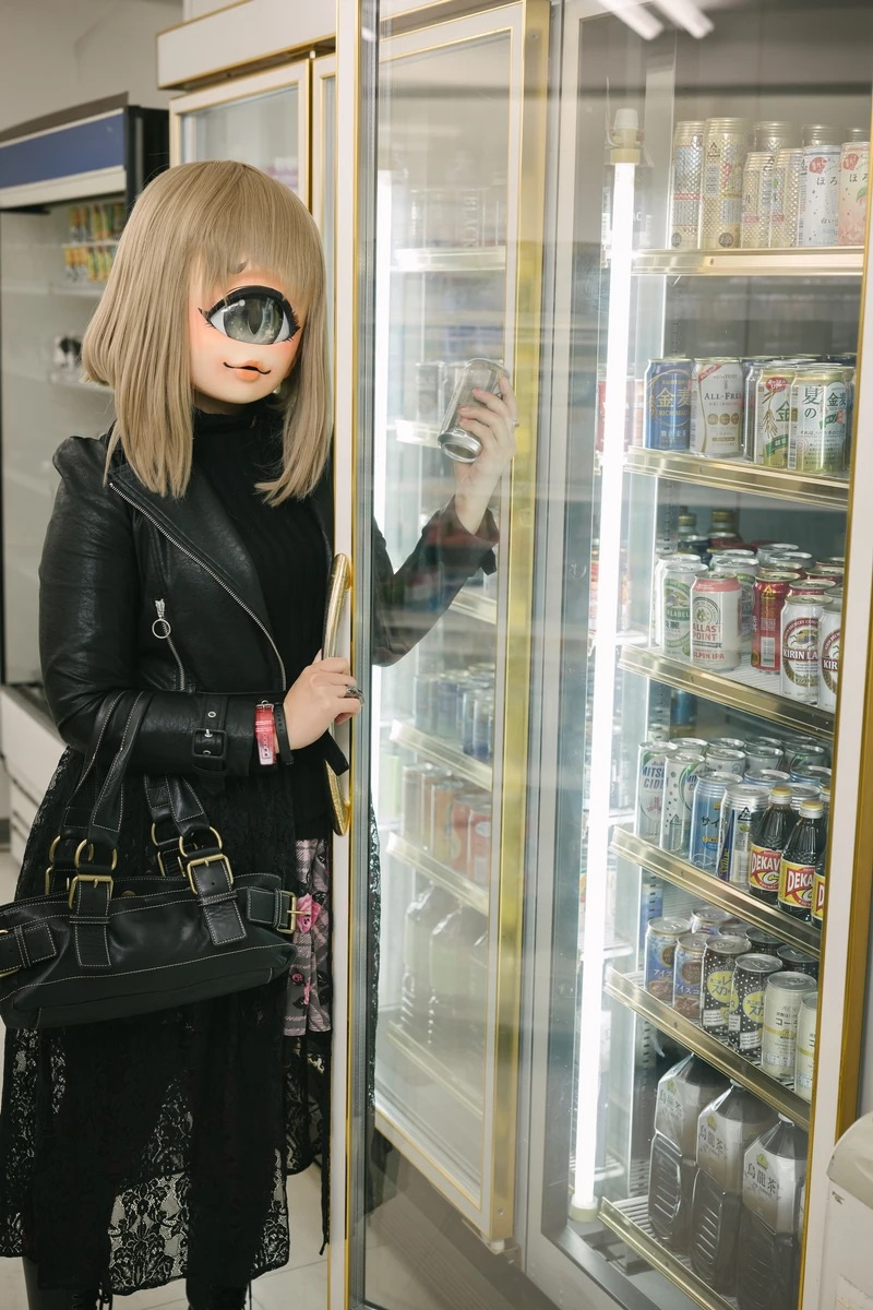 # 這些「獨眼少女」逛超市不是 AI！他們是真實存在的一群人：越來越多人戴上 Ozawa Dango 的面具？ 84