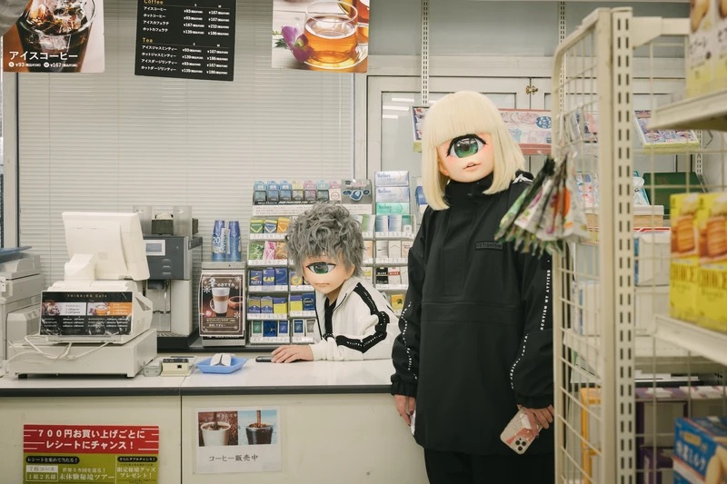 # 這些「獨眼少女」逛超市不是 AI！他們是真實存在的一群人：越來越多人戴上 Ozawa Dango 的面具？ 10
