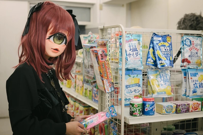 # 這些「獨眼少女」逛超市不是 AI！他們是真實存在的一群人：越來越多人戴上 Ozawa Dango 的面具？ 87