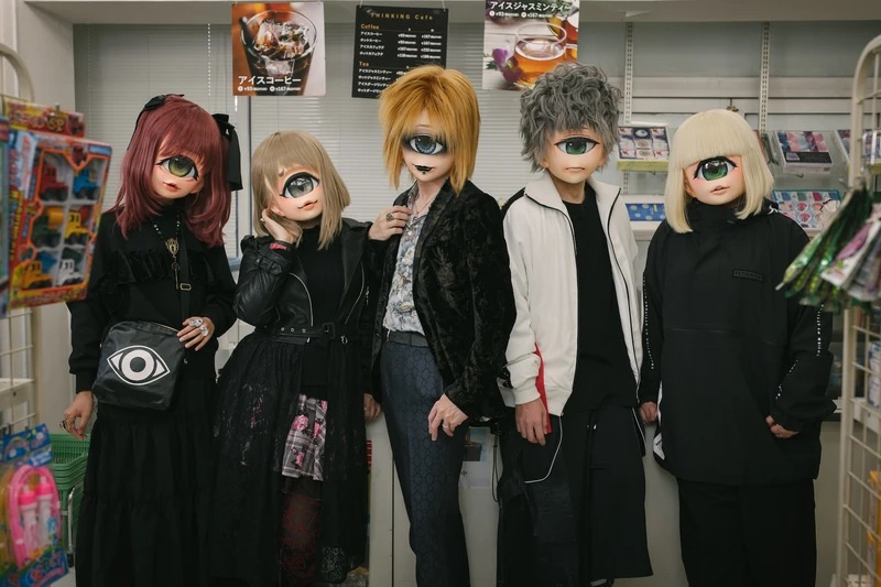 # 這些「獨眼少女」逛超市不是 AI！他們是真實存在的一群人：越來越多人戴上 Ozawa Dango 的面具？ 79