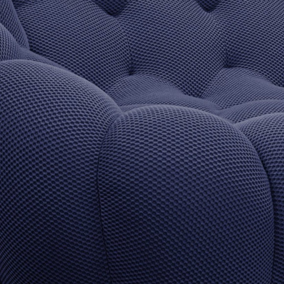 # 一張路邊撿到的藍色沙發，卻是要價 24 萬的頂級傢具：看似飽受幸運之神眷顧，卻引起全網討論！？ 2