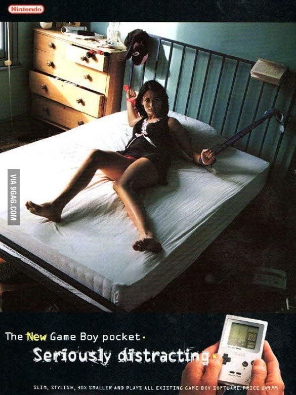 # 以為是 Playboy 的性感畫面，原來是 Game Boy 的宣傳照片：千禧年間最狂野的廣告，大人小孩都愛的 Game Boy！ 2