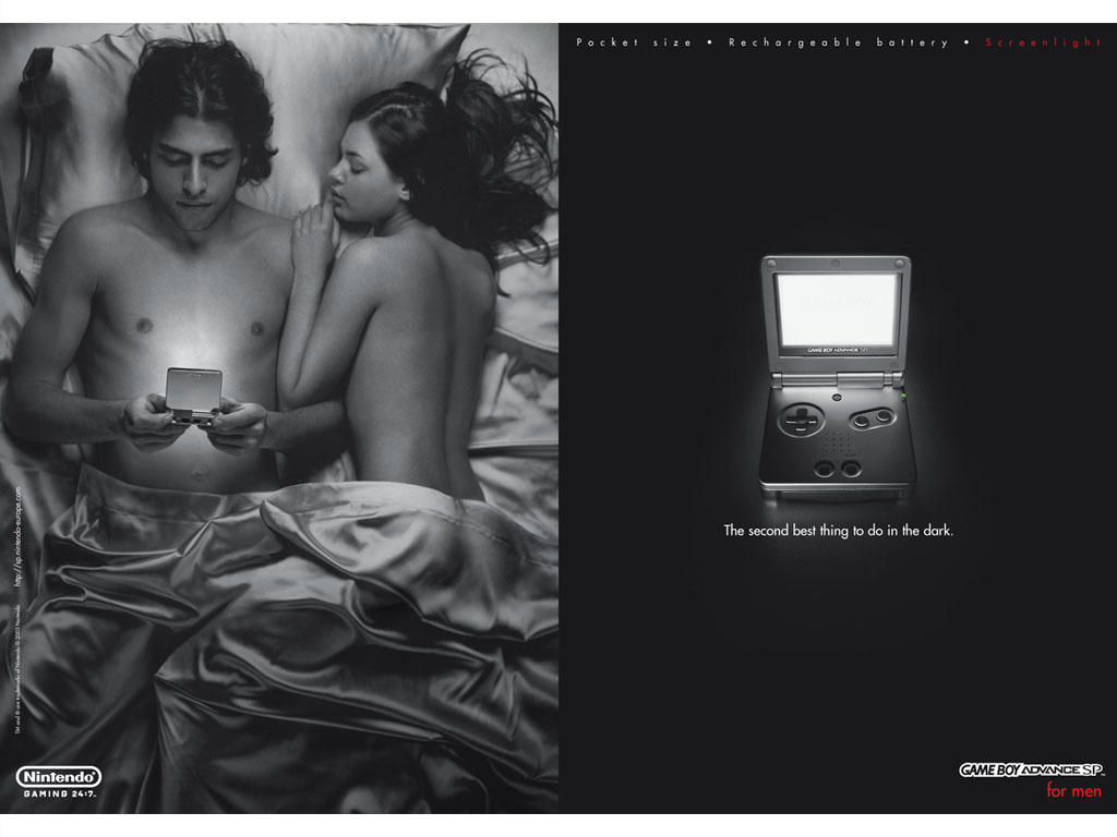 # 以為是 Playboy 的性感畫面，原來是 Game Boy 的宣傳照片：千禧年間最狂野的廣告，大人小孩都愛的 Game Boy！ 4