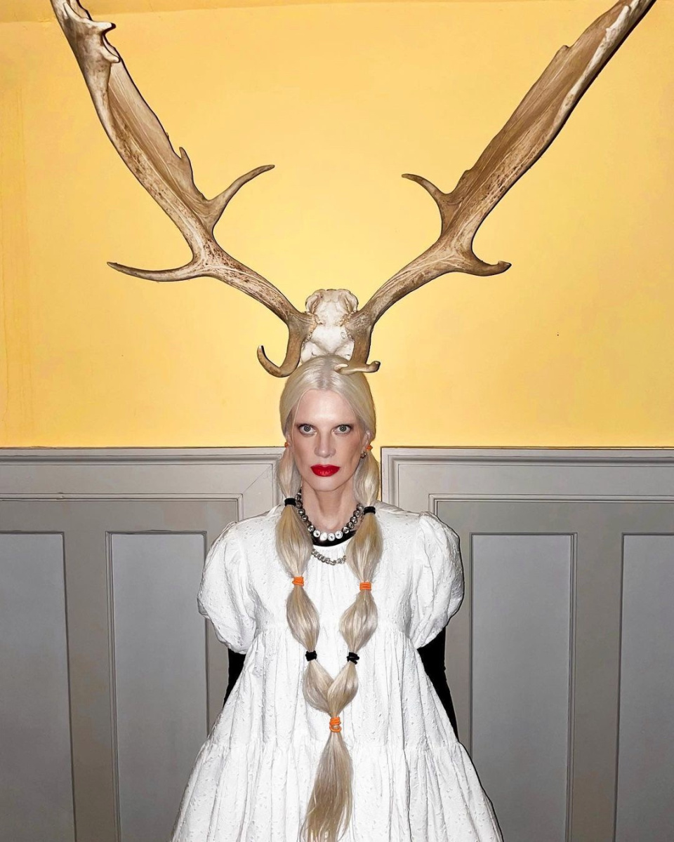 # 58 歲卻比我們都更會玩 IG 的時尚圈怪奇「白髮超模」：無可取代的瘋癲鼻祖 Kristen McMenamy！ 10
