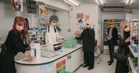 # 這些「獨眼少女」逛超市不是 AI！他們是真實存在的一群人：越來越多人戴上 Ozawa Dango 的面具？
