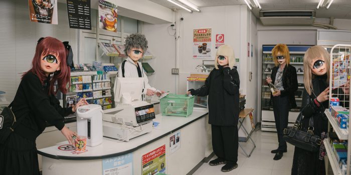 # 這些「獨眼少女」逛超市不是 AI！他們是真實存在的一群人：越來越多人戴上 Ozawa Dango 的面具？