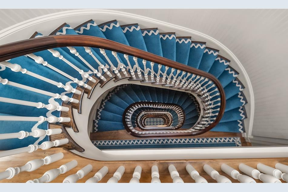 # 你也可以當《穿著 Prada 的惡魔》？米蘭達當年的住宅拍賣中：安海瑟薇走過的旋轉樓梯依舊完好如初！ 6