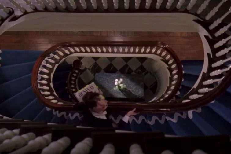 # 你也可以當《穿著 Prada 的惡魔》？米蘭達當年的住宅拍賣中：安海瑟薇走過的旋轉樓梯依舊完好如初！ 5