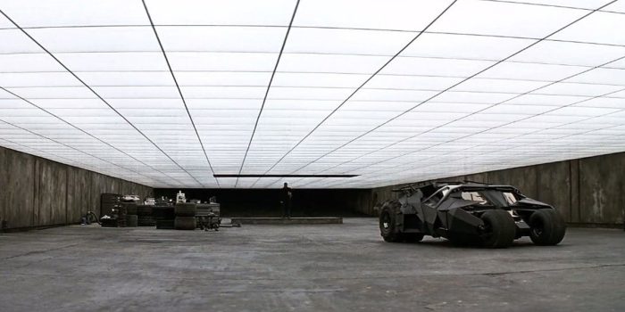 # 在這個白色方形的空曠屋子，誕生了無數經典 mv 和電影：是蝙蝠俠的車庫，也是歌手最愛拍 mv 的 Popsicle Studio！