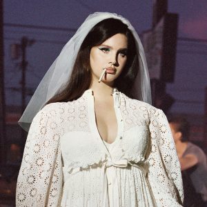 # 讓女權倒退幾百年的女歌手？不玩社群也不穿精品的巨星：「當代最偉大的作詞音樂人」Lana Del Rey 的如詩如歌