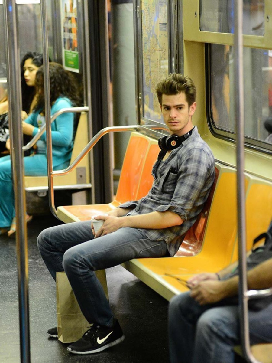 # 那些地鐵上拍到的明星們，以後通勤不要再滑手機了：有的巨星愛搭地鐵，有些則寧可吃「Subway」 4