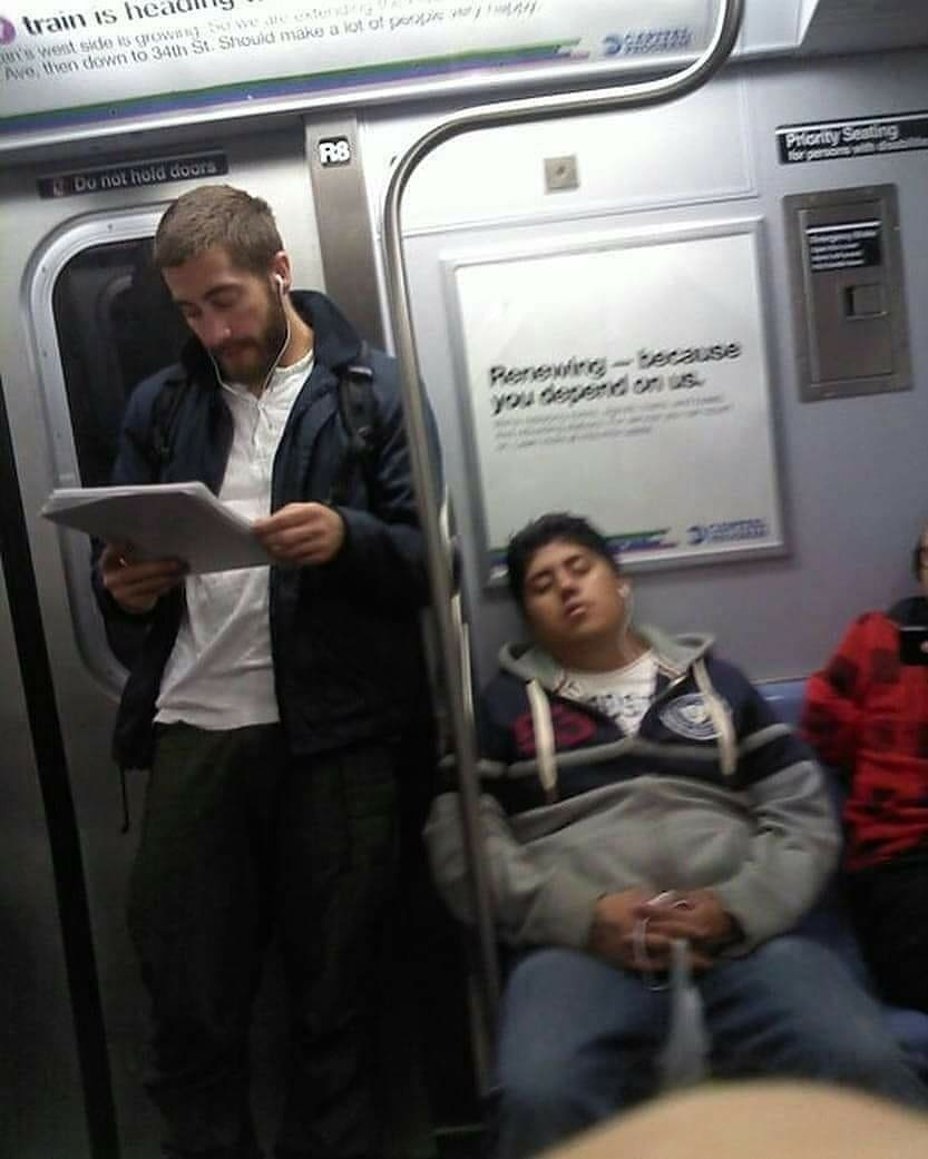 # 那些地鐵上拍到的明星們，以後通勤不要再滑手機了：有的巨星愛搭地鐵，有些則寧可吃「Subway」 23
