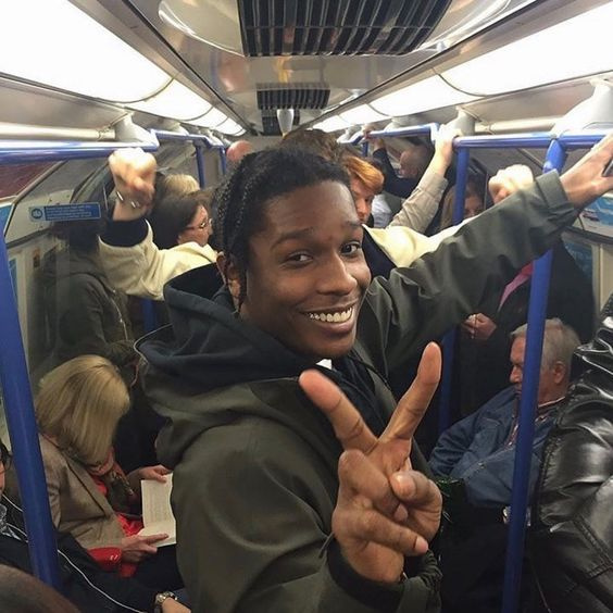 # 那些地鐵上拍到的明星們，以後通勤不要再滑手機了：有的巨星愛搭地鐵，有些則寧可吃「Subway」 19