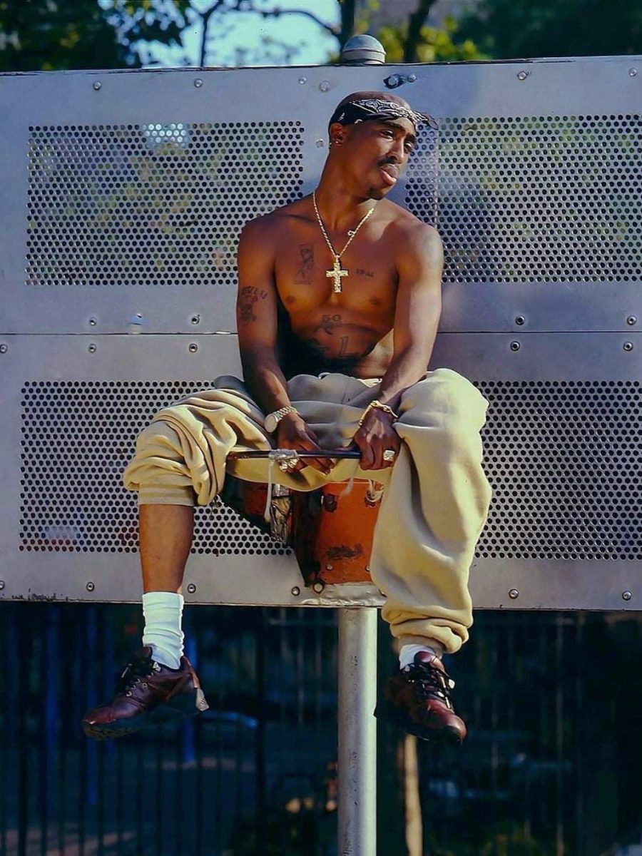# 現在的嘻哈歌手都學他穿？出道五年就意外離世的傳奇：如果不是 Tupac，嘻哈和時尚的結合可能還要 20 年 14