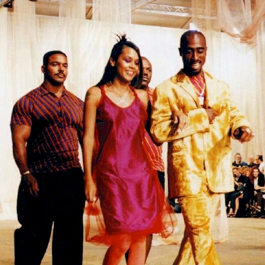 # 現在的嘻哈歌手都學他穿？出道五年就意外離世的傳奇：如果不是 Tupac，嘻哈和時尚的結合可能還要 20 年 4