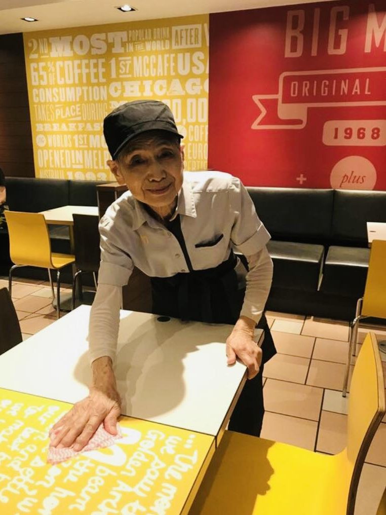 # 90 歲老奶奶每天麥當勞上班！熱愛工作的模樣與笑容即是如此：「目標是做到 100 歲！」的本田民子完全不輸年輕人！ 3