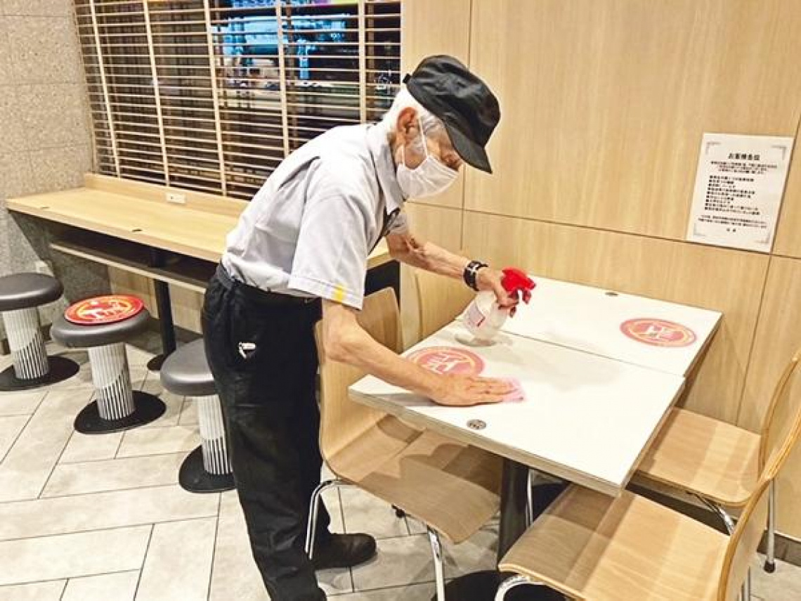 # 90 歲老奶奶每天麥當勞上班！熱愛工作的模樣與笑容即是如此：「目標是做到 100 歲！」的本田民子完全不輸年輕人！ 6