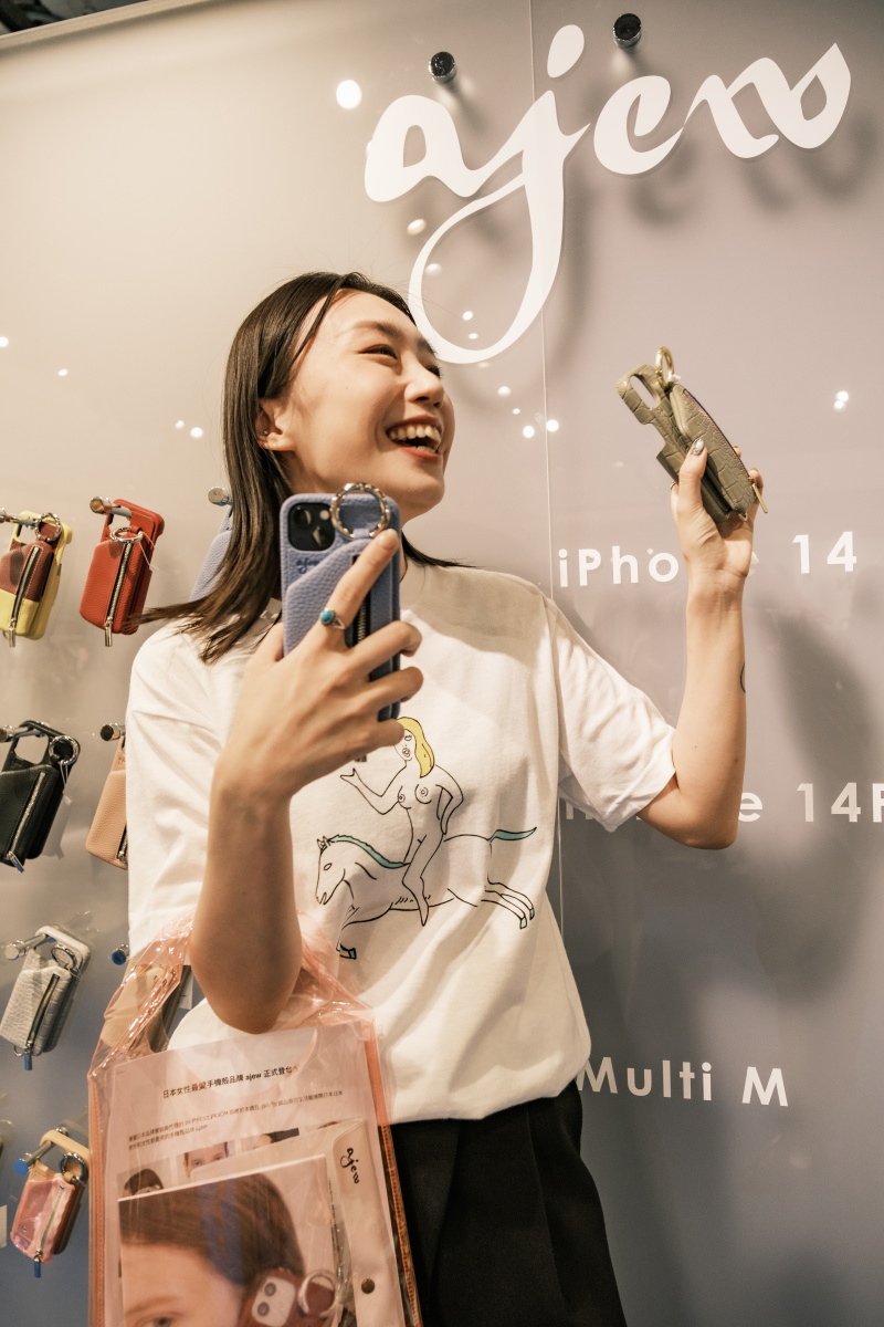 # 不管有沒有要換 iPhone 15，這個「包殼一體」的日本品牌都值得關注：新木優子和長谷川京子都愛用的 ajew 來台灣了！ 123