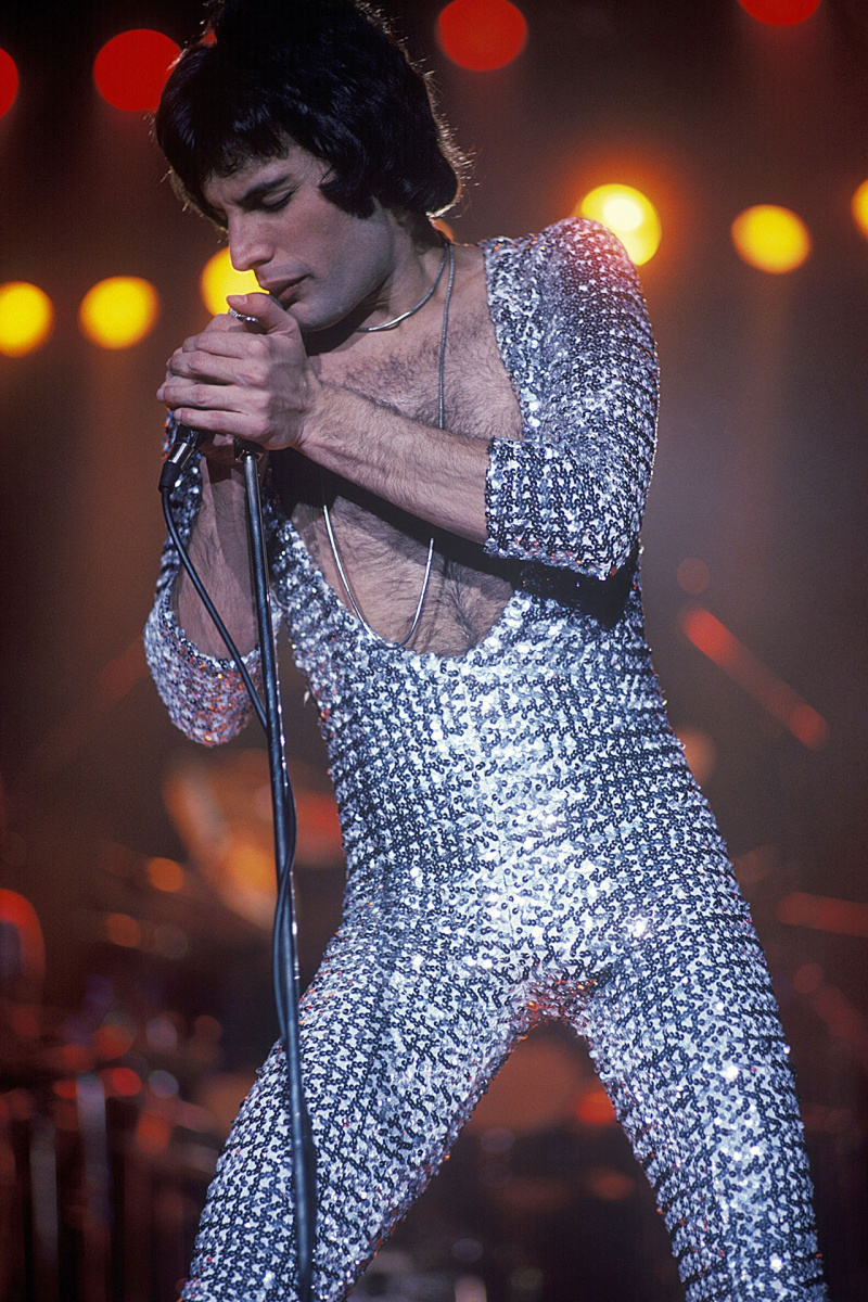 # 早在 Harry Styles 之前，他就是最會穿緊身衣的男人：看 Freddie Mercury 的演唱會，就是看一場時裝秀！ 2