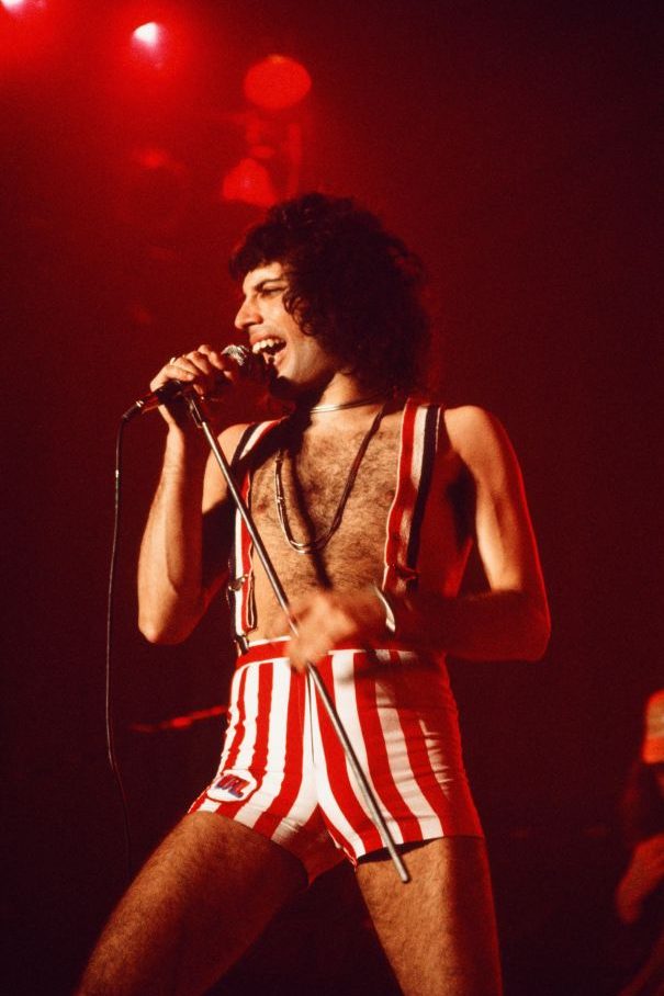 # 早在 Harry Styles 之前，他就是最會穿緊身衣的男人：看 Freddie Mercury 的演唱會，就是看一場時裝秀！ 8