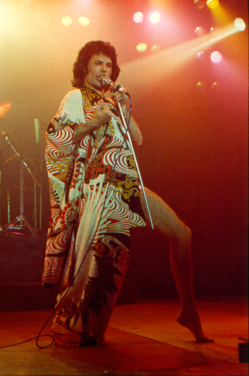 # 早在 Harry Styles 之前，他就是最會穿緊身衣的男人：看 Freddie Mercury 的演唱會，就是看一場時裝秀！ 4
